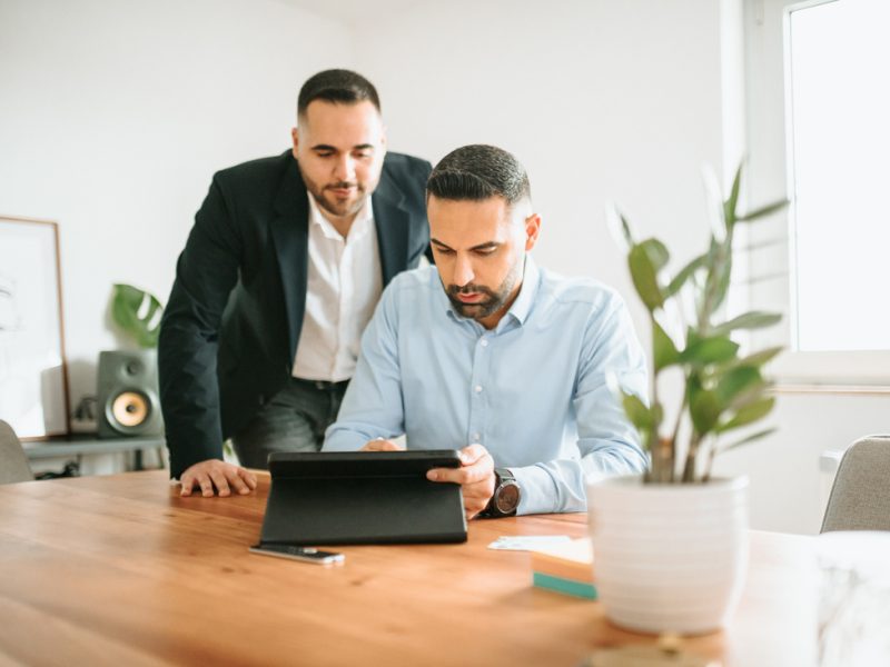 berater-fuer-photovoltaik-am-tisch