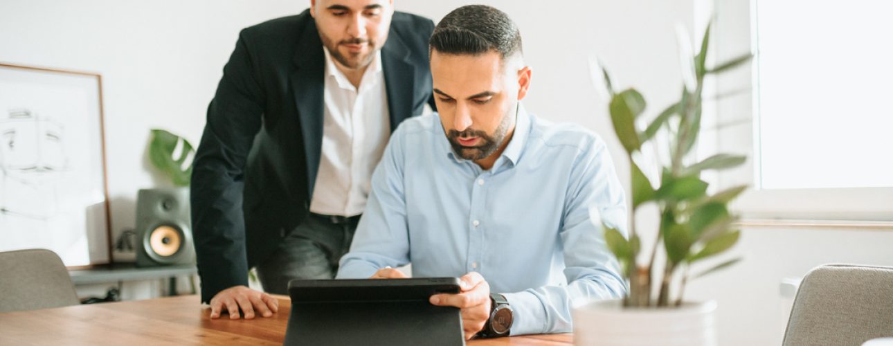 berater-fuer-photovoltaik-am-tisch