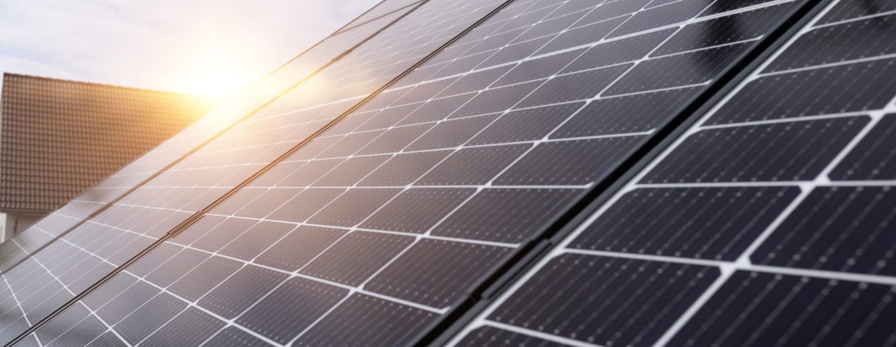 Einfamilienhaus mit Photovoltaikanlage auf dem Dach